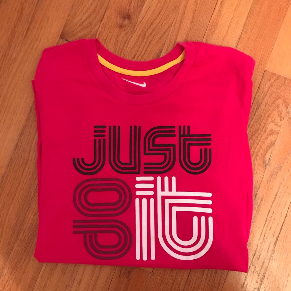 NWT Nike Graphic Tee